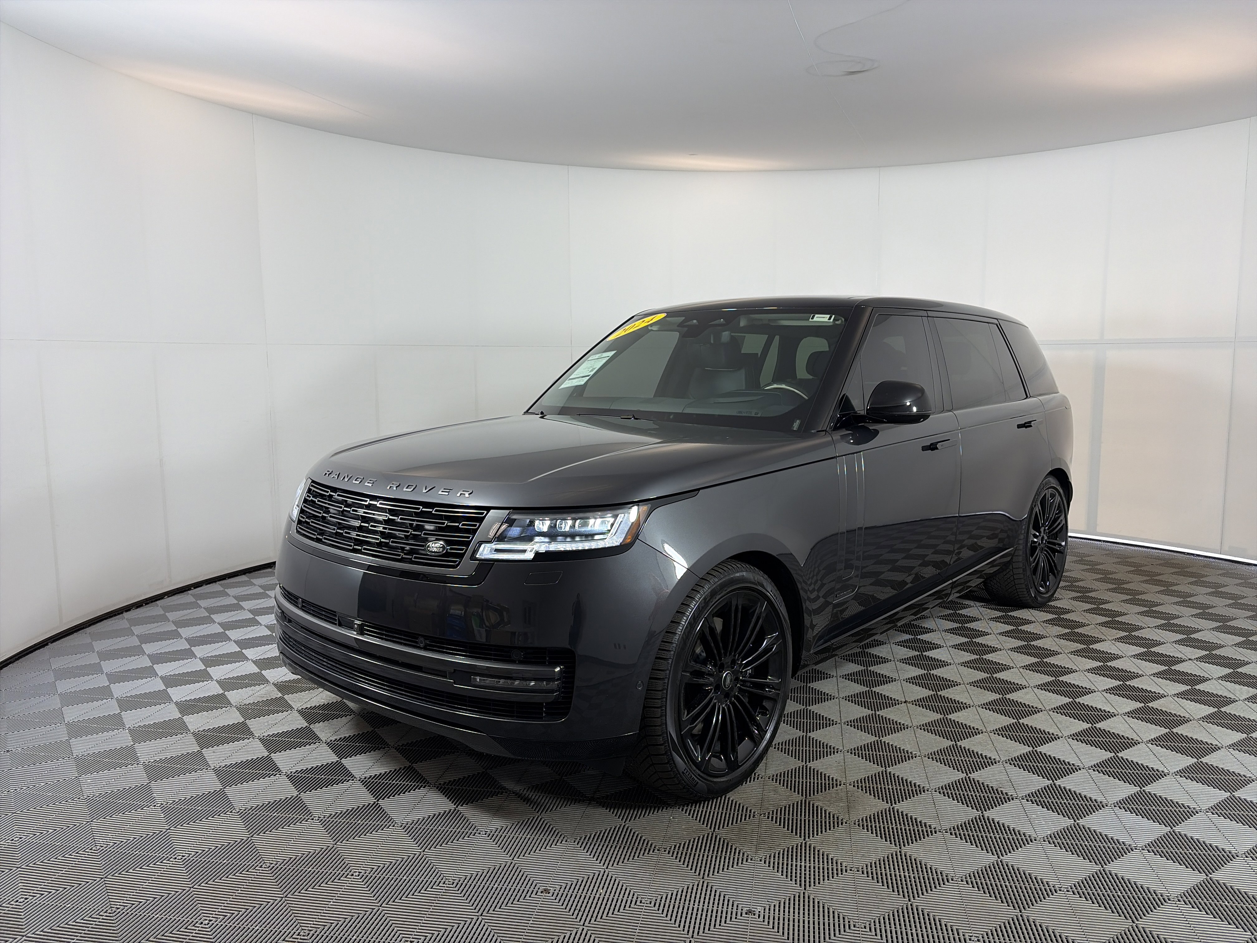 Used 2024 Land Rover Range Rover Long Wheelbase Autobiography image 2