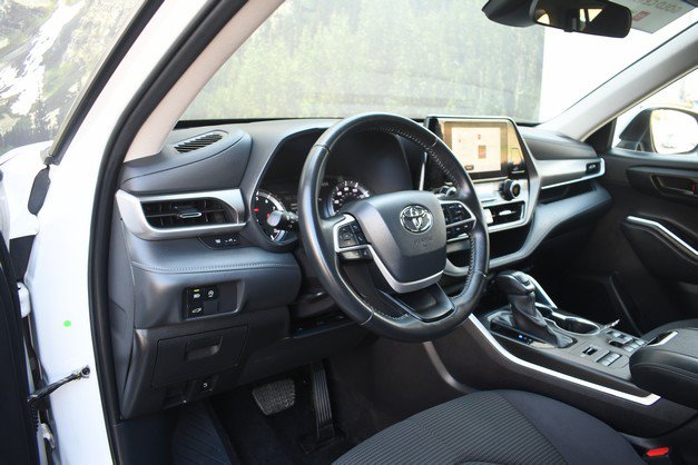 Used 2025 Toyota Highlander LE AWD/4WD image 14