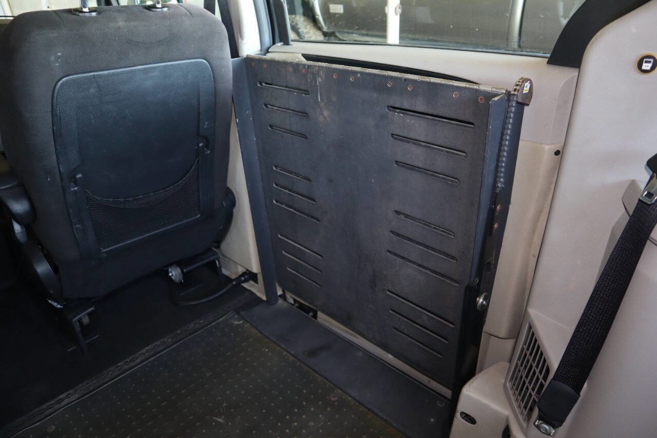 Used 2012 Dodge Grand Caravan American Value Package FWD image 26