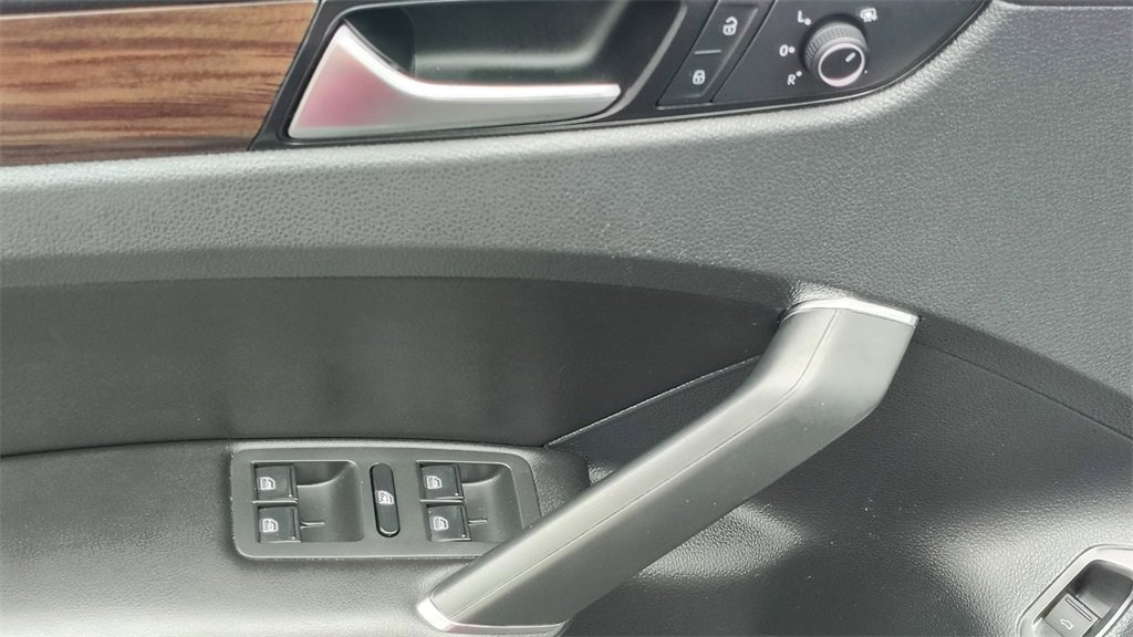 Used 2020 Volkswagen Passat 2.0T SEL image 9