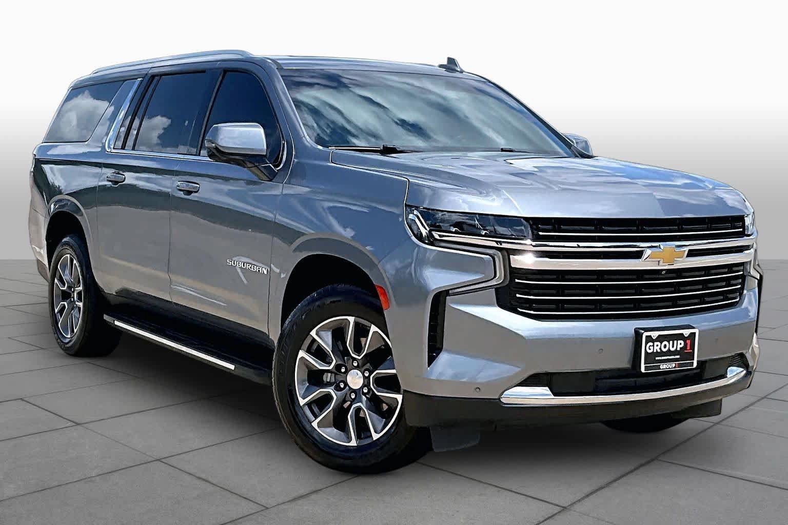 Used 2022 Chevrolet Suburban LT w/ Luxury Package RWD image 3