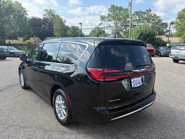 Used 2024 Chrysler Pacifica Touring-L FWD image 3