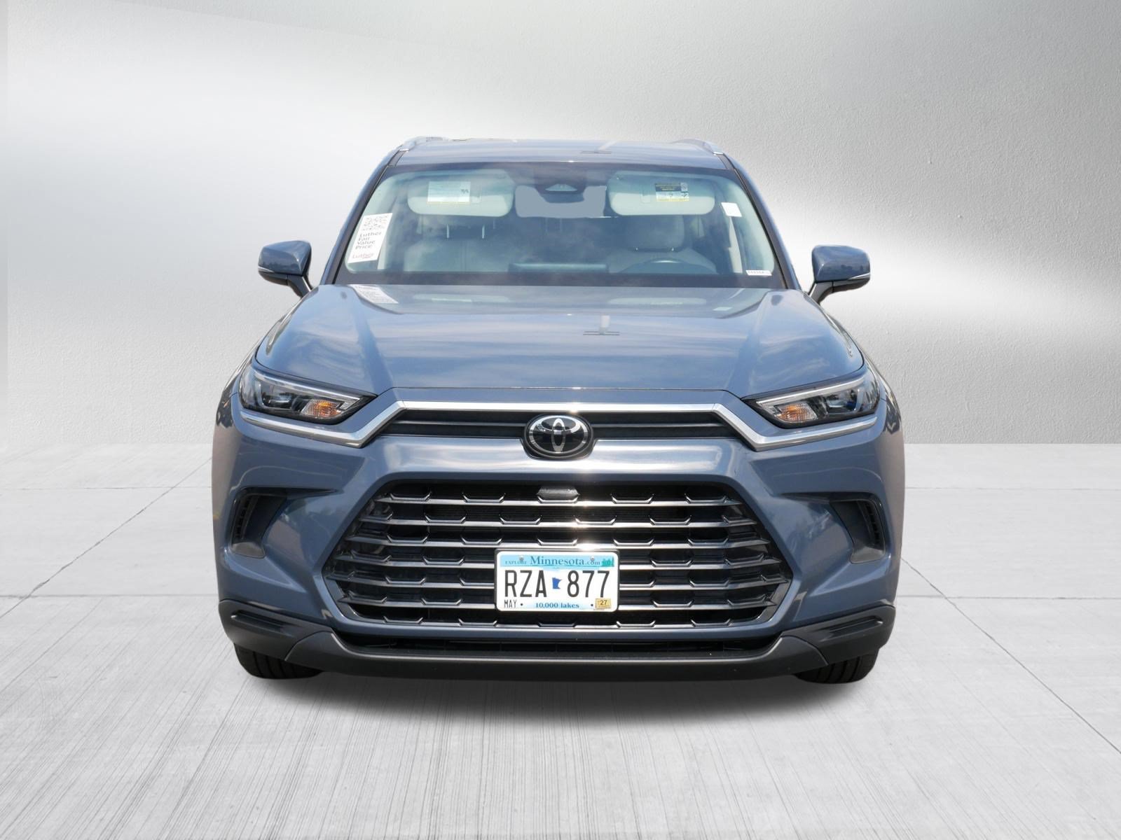 Used 2024 Toyota Grand Highlander AWD image 2