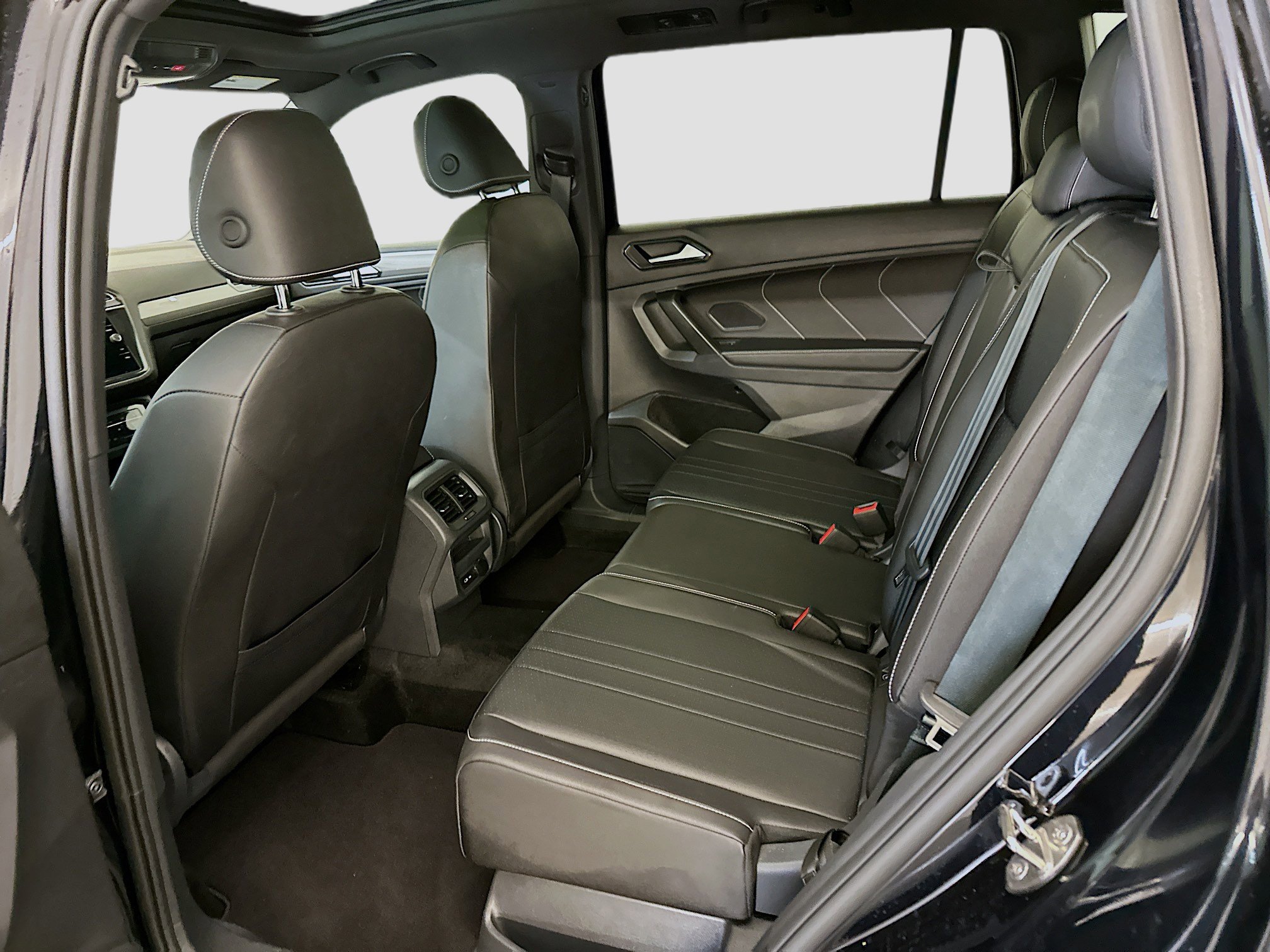 Used 2024 Volkswagen Tiguan SE R-Line image 29