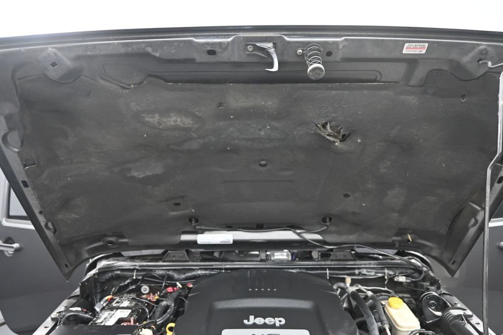 Used 2016 Jeep Wrangler Unlimited Sahara w/ Connectivity Group AWD/4WD image 37