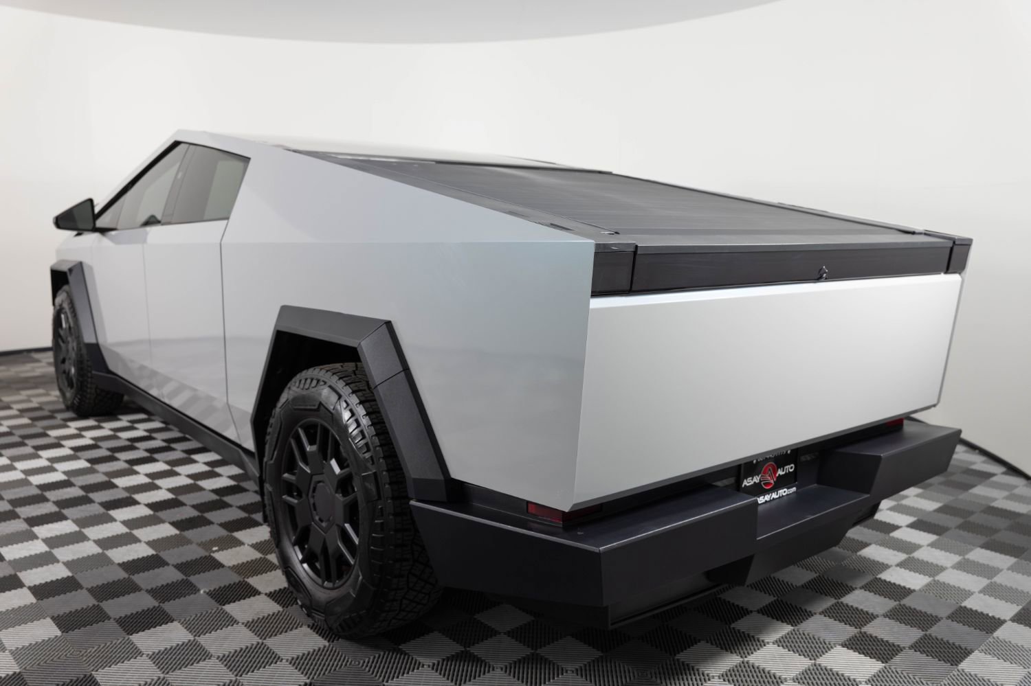Used 2024 Tesla Cybertruck AWD Crew Cab image 4