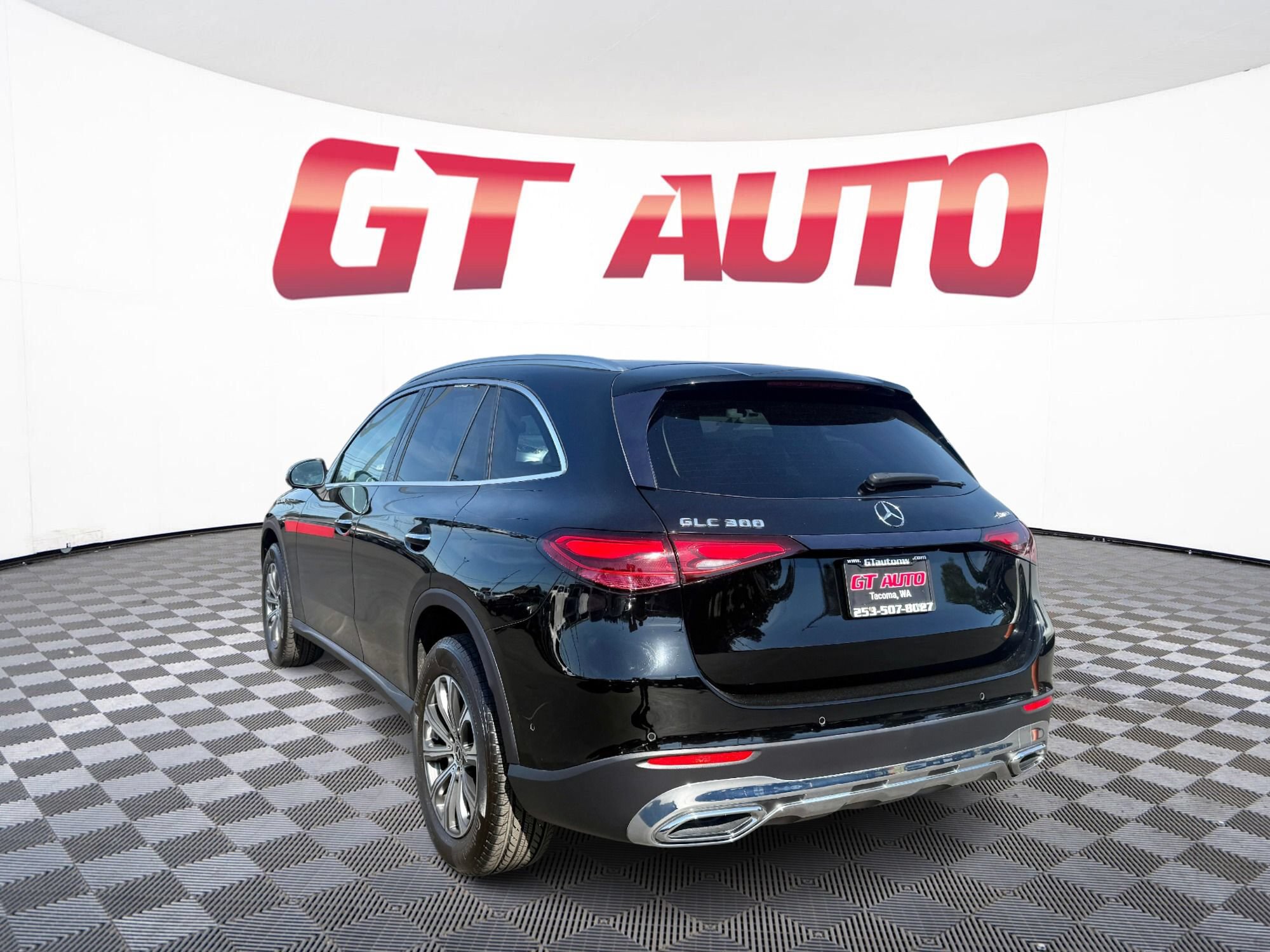 Used 2024 Mercedes-Benz GLC 300 4MATIC image 3