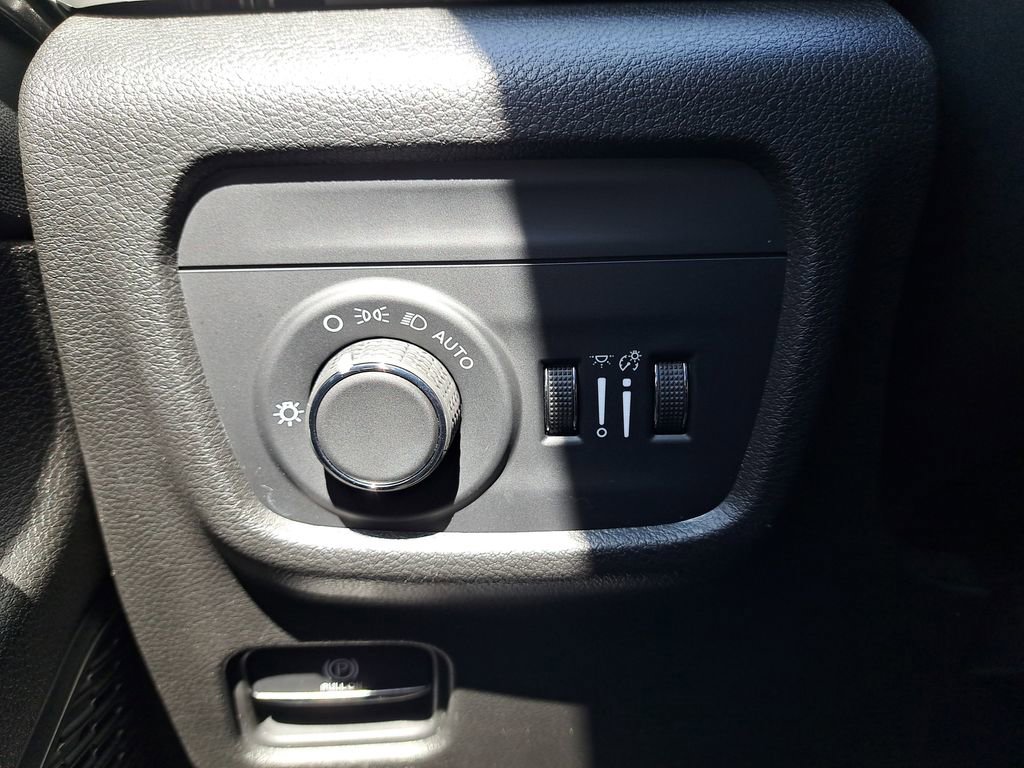 Used 2023 Jeep Grand Cherokee L Laredo image 32