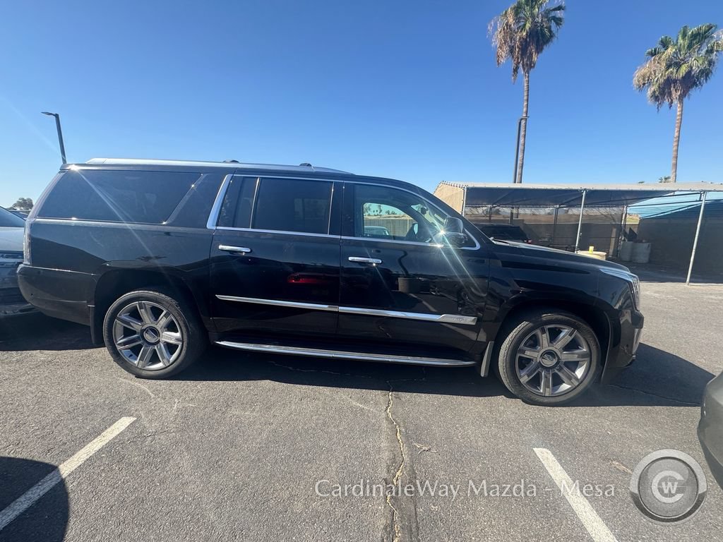 Used 2019 Cadillac Escalade ESV Luxury AWD/4WD image 2