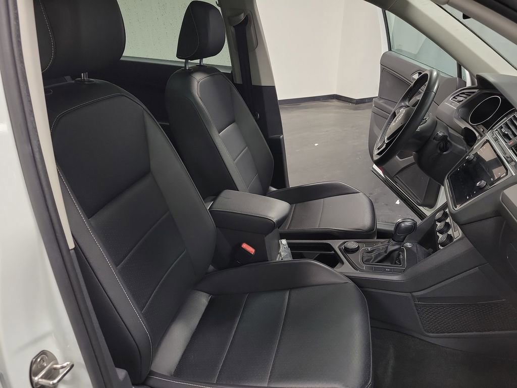 Used 2021 Volkswagen Tiguan SE w/ Panoramic Sunroof Package image 22