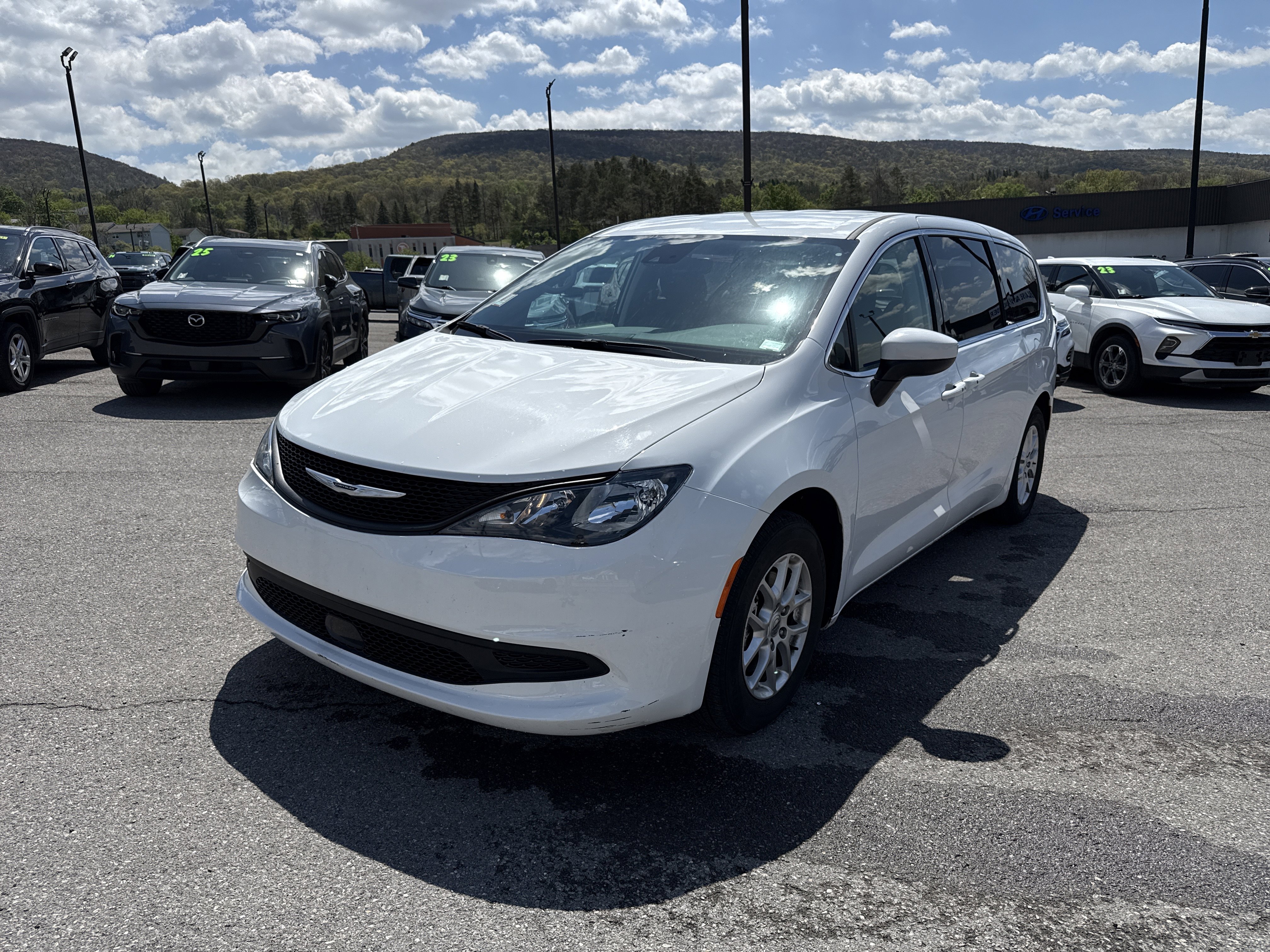 Used 2023 Chrysler Voyager LX FWD image 7