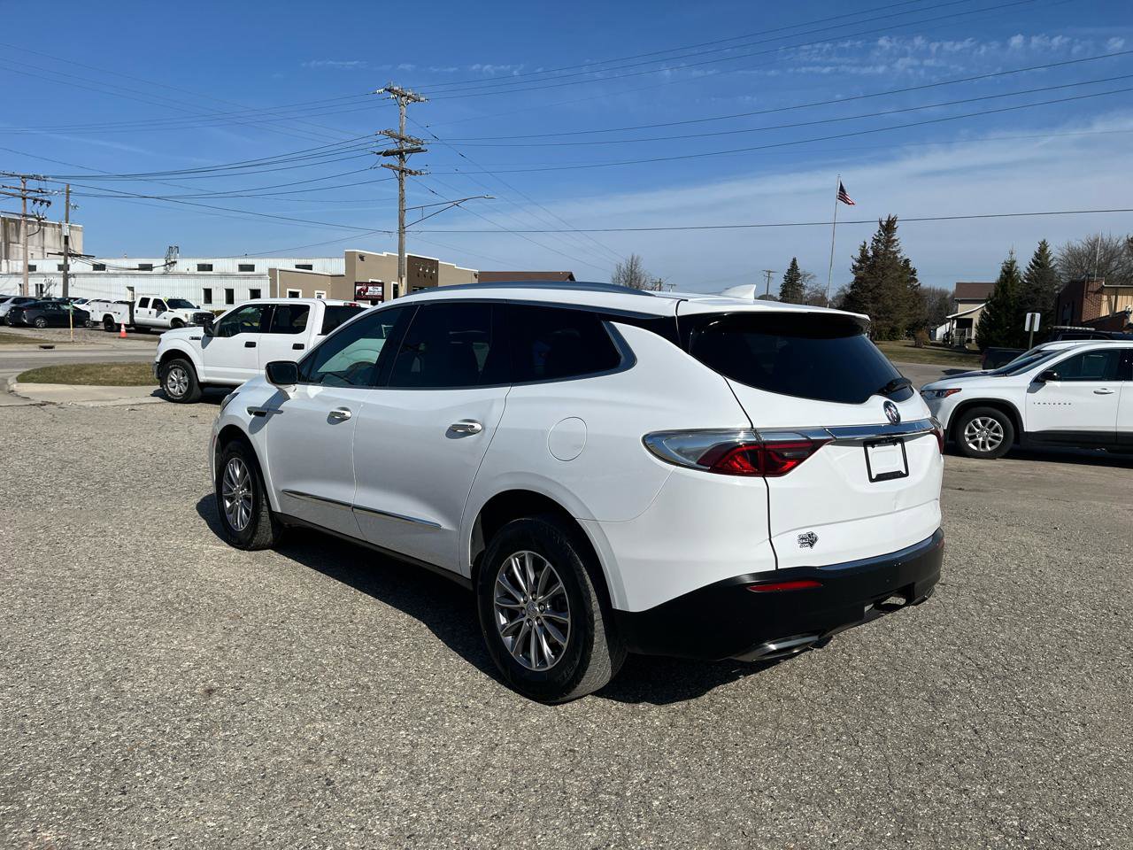 Used 2023 Buick Enclave Essence image 3