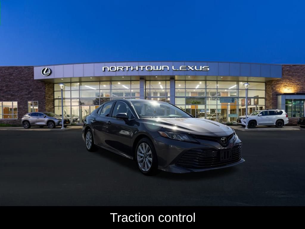 Used 2018 Toyota Camry LE image 3