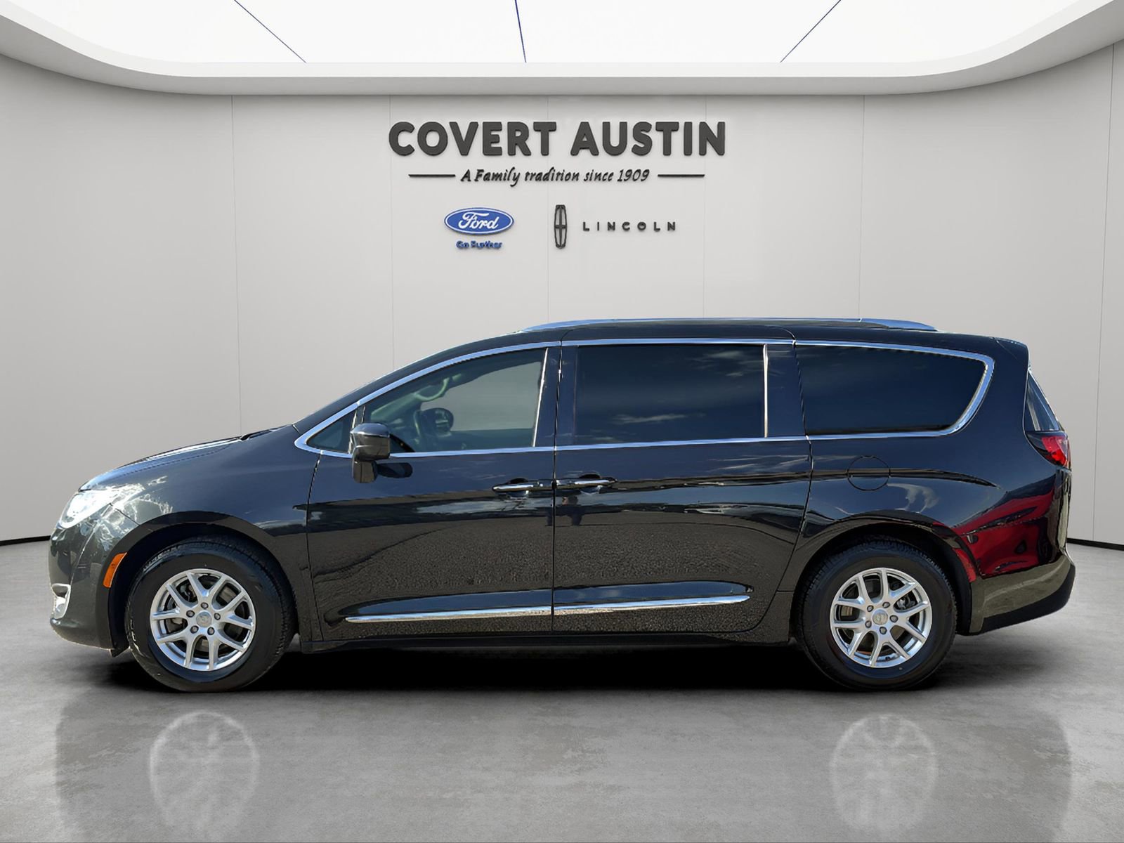 Used 2020 Chrysler Pacifica Touring-L image 2