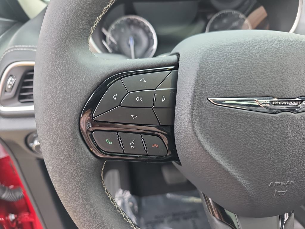 Used 2025 Chrysler Pacifica Limited image 18