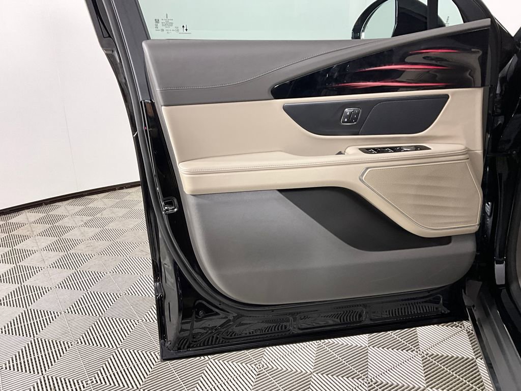 Used 2025 Lincoln Nautilus Premier image 18