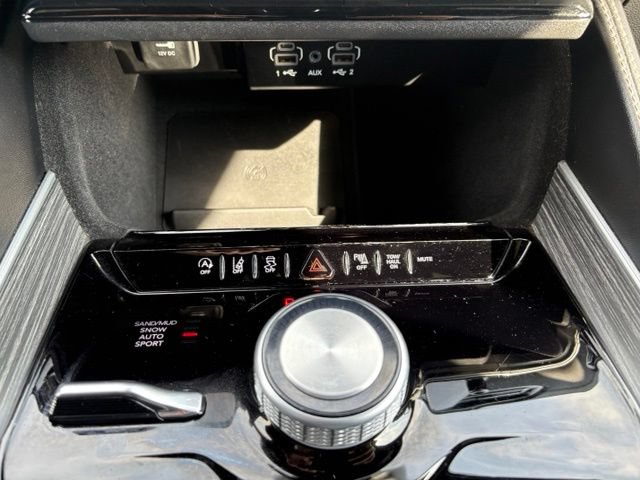 Used 2024 Jeep Wagoneer L Series II w/ Flexible Seating Group AWD/4WD image 32