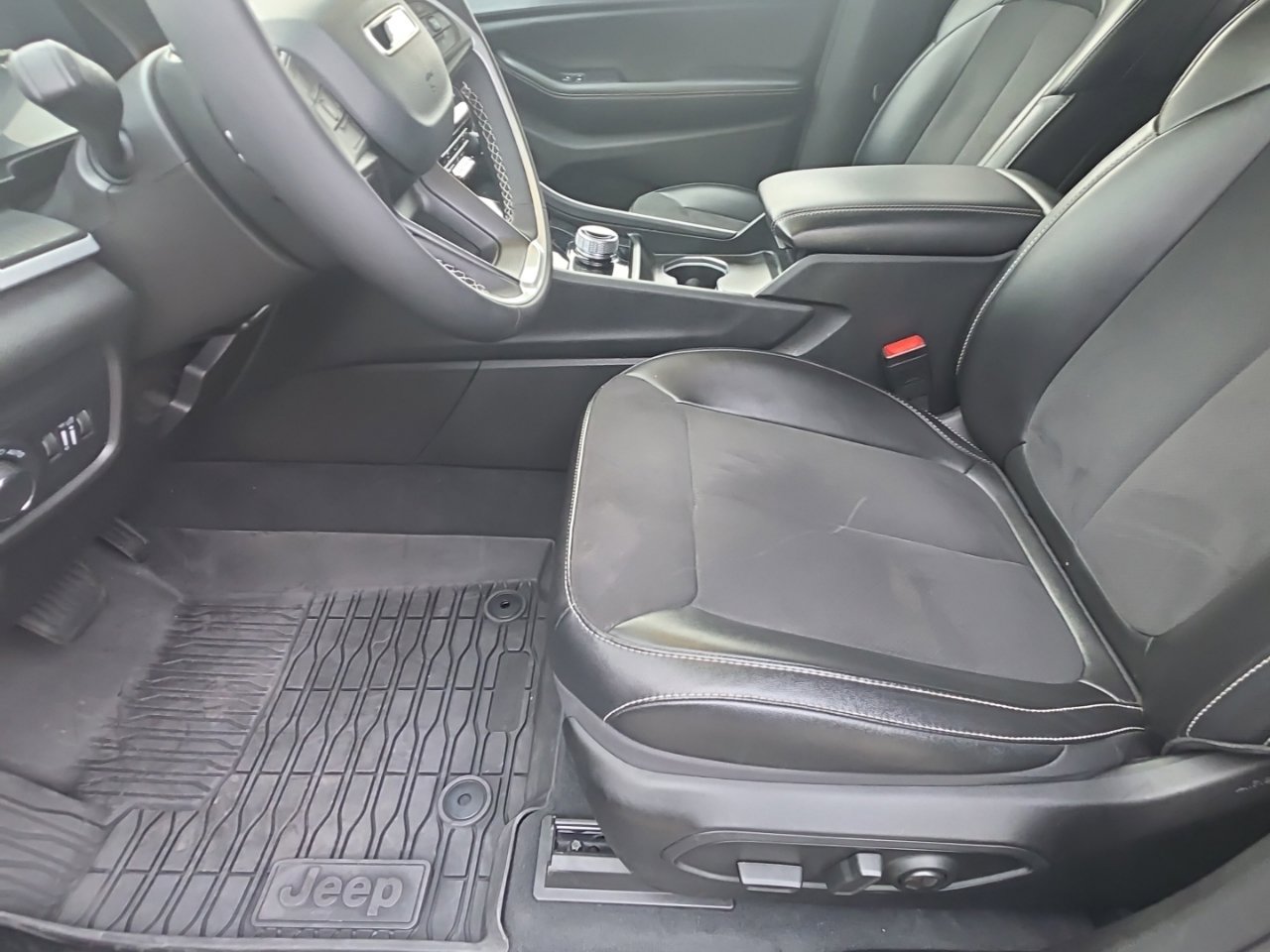 Used 2024 Jeep Grand Cherokee L Laredo RWD image 14