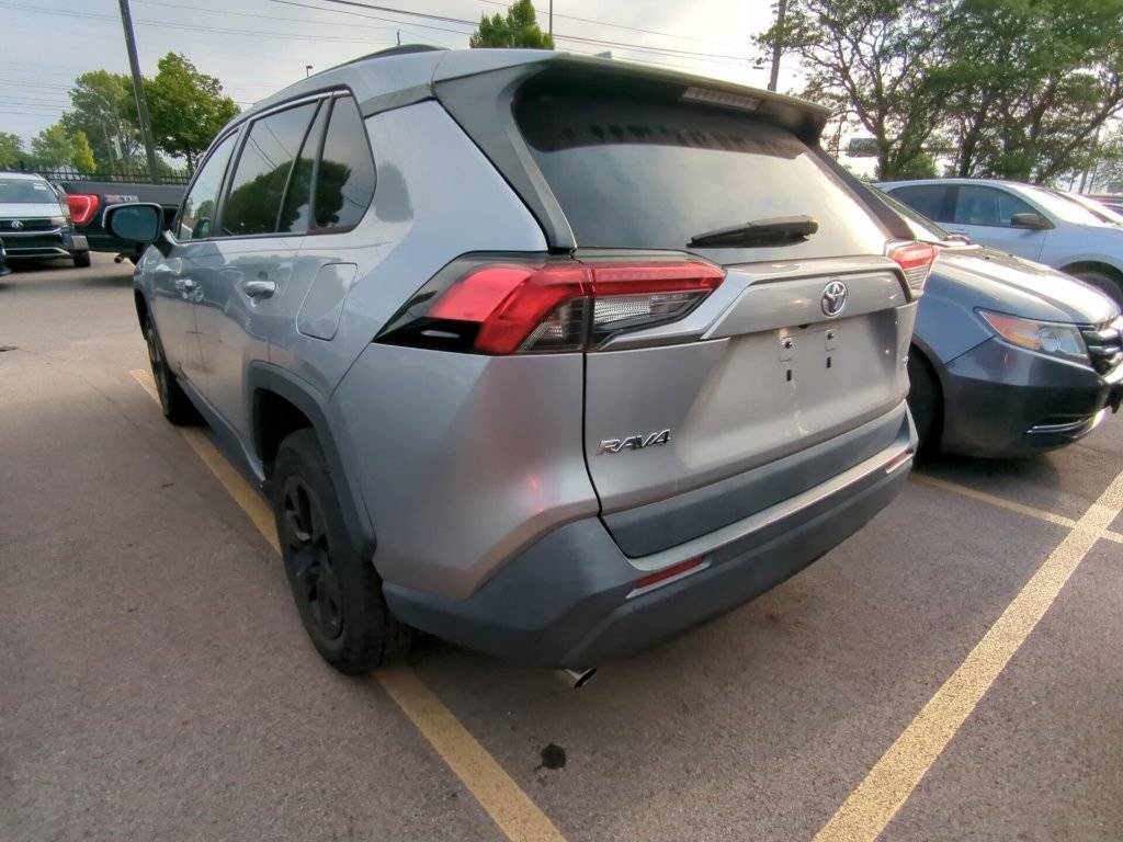 Used 2020 Toyota RAV4 LE FWD image 4