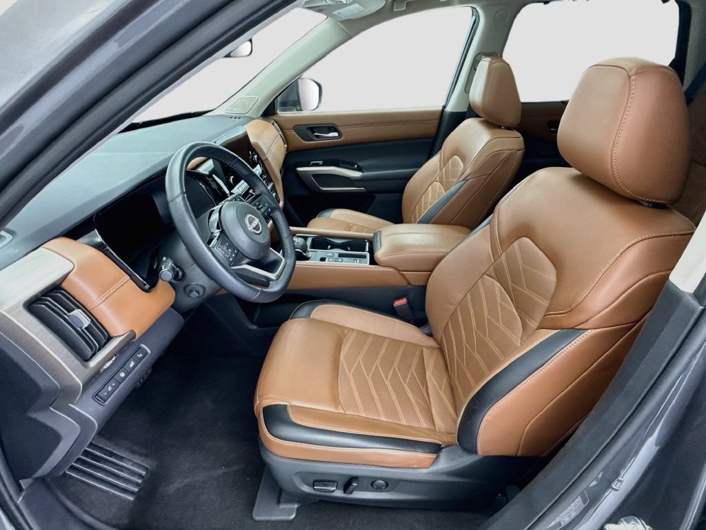 Used 2024 Nissan Pathfinder Platinum w/ Cargo Package FWD image 18