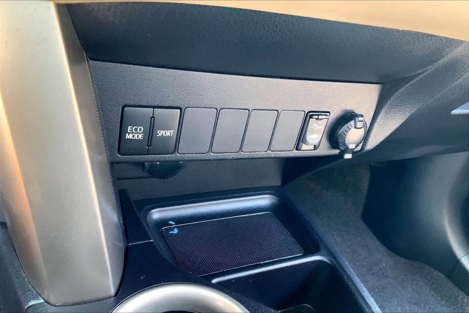 Used 2013 Toyota RAV4 LE FWD image 32