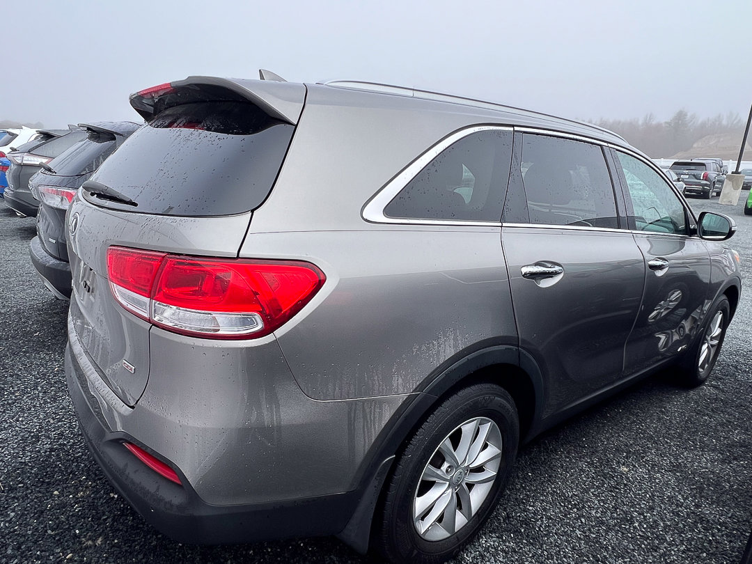 Used 2017 Kia Sorento LX w/ LX Convenience Package image 3