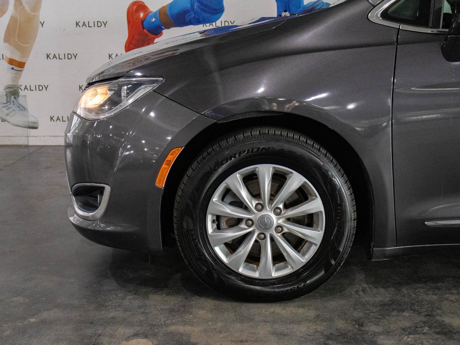 Used 2019 Chrysler Pacifica Touring-L image 15