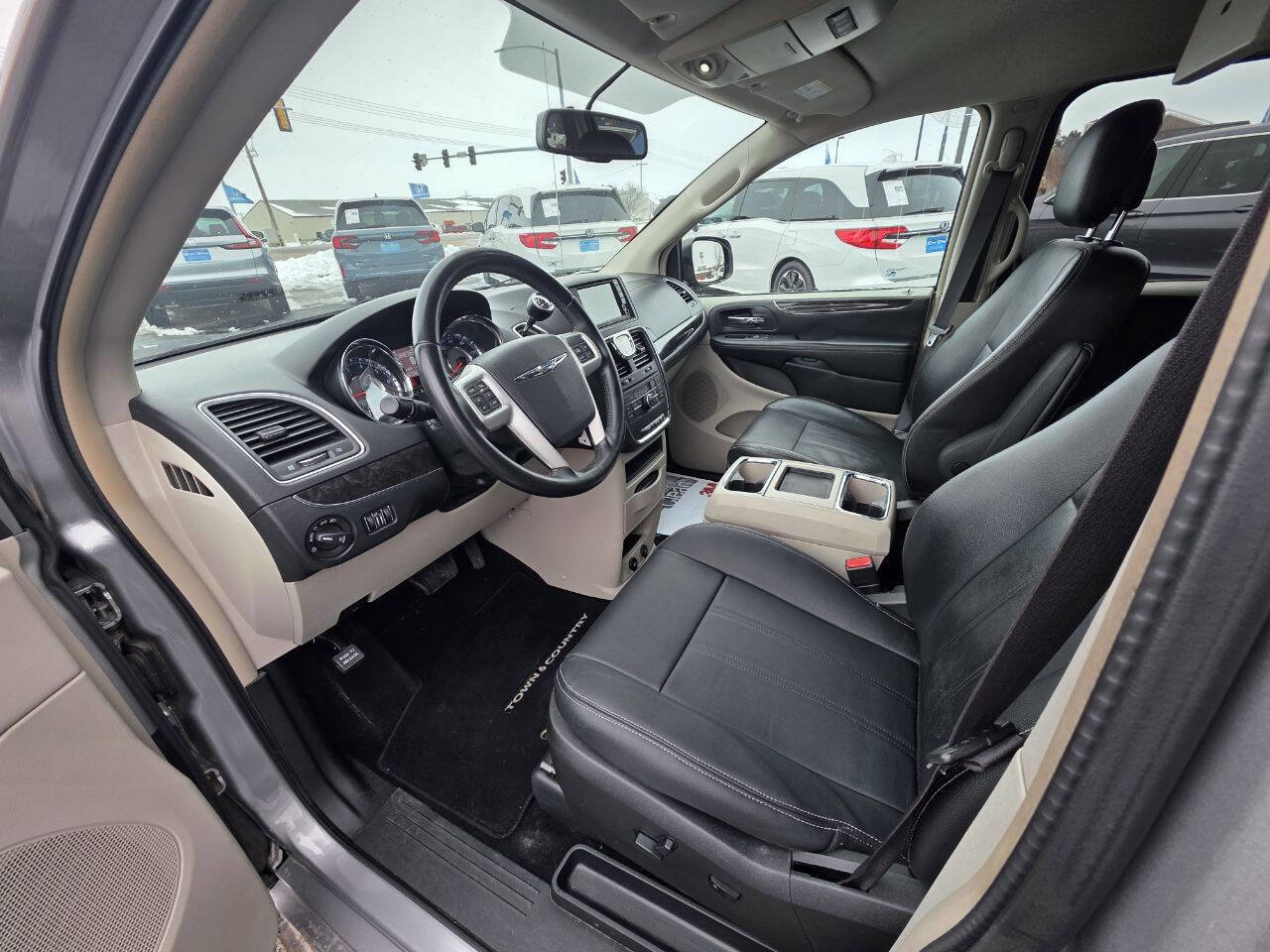 Used 2016 Chrysler Town & Country Touring image 11