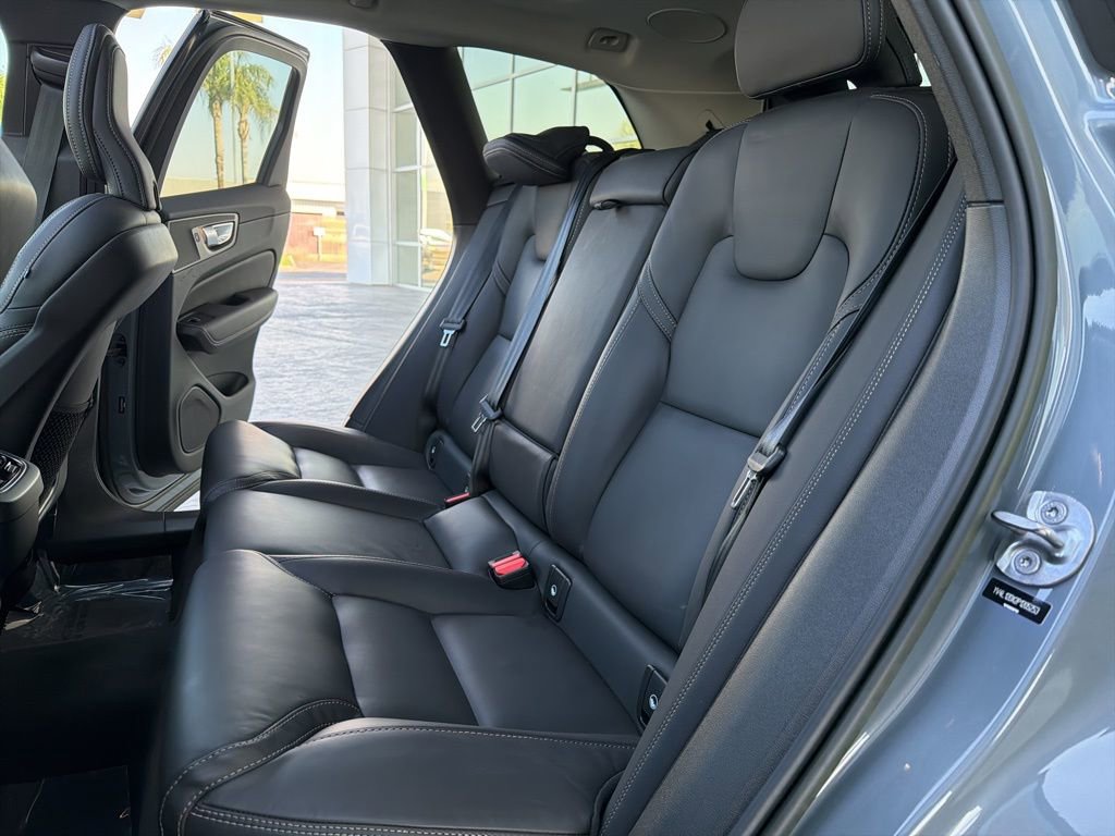 Used 2023 Volvo XC60 B5 Ultimate w/ Climate Package image 12