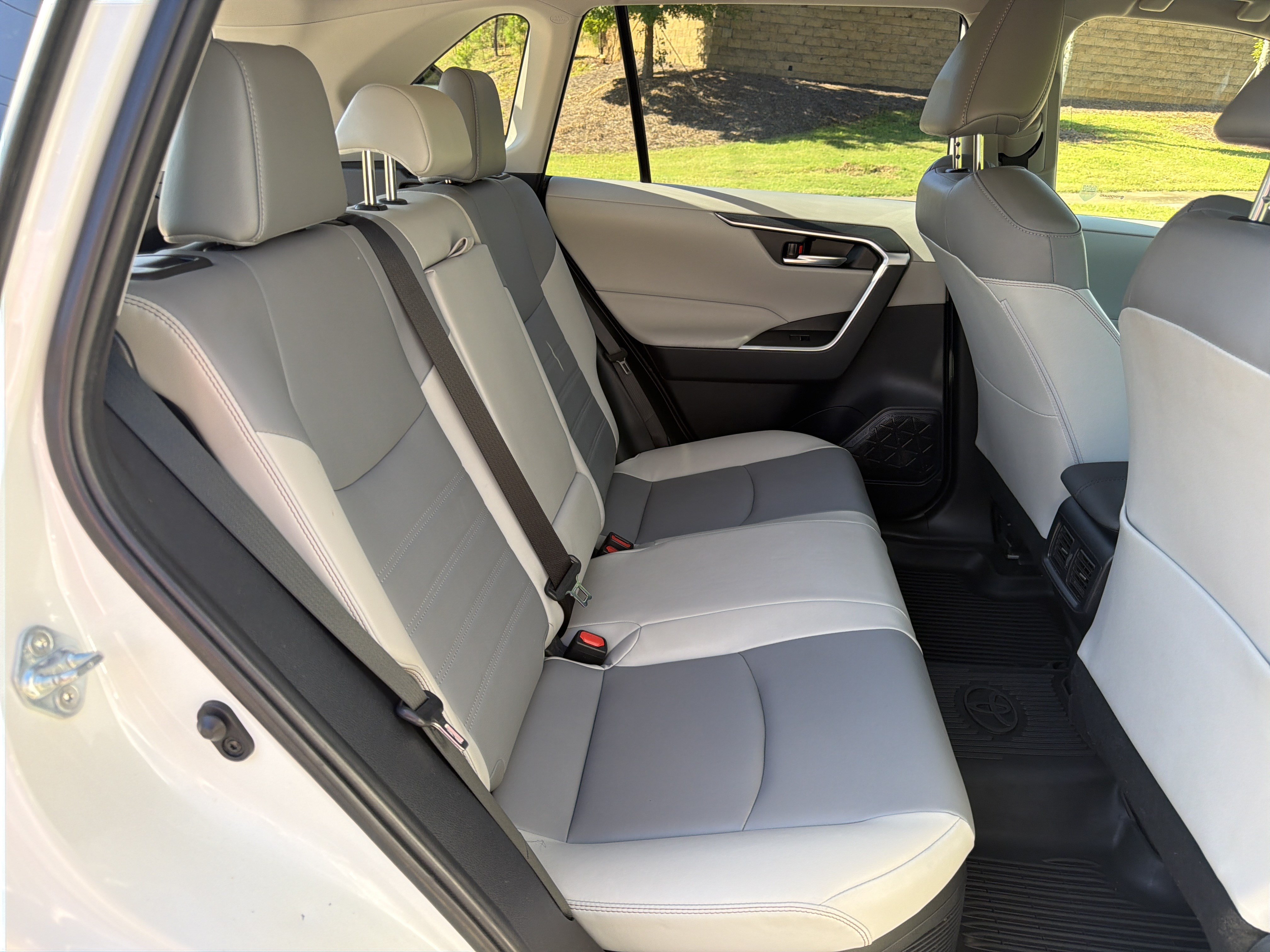 Used 2022 Toyota RAV4 XLE Premium AWD/4WD image 15