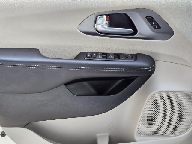 Used 2024 Chrysler Pacifica Touring-L FWD image 23
