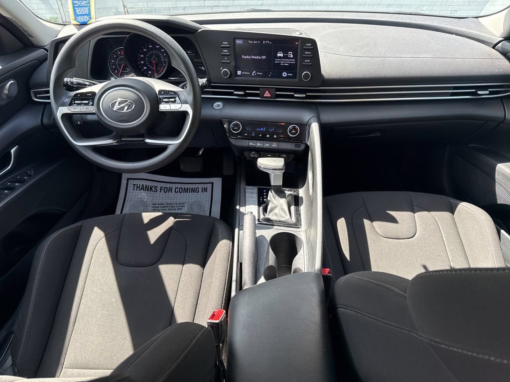 Used 2023 Hyundai Elantra SEL w/ Preferred Accessory Package FWD image 18