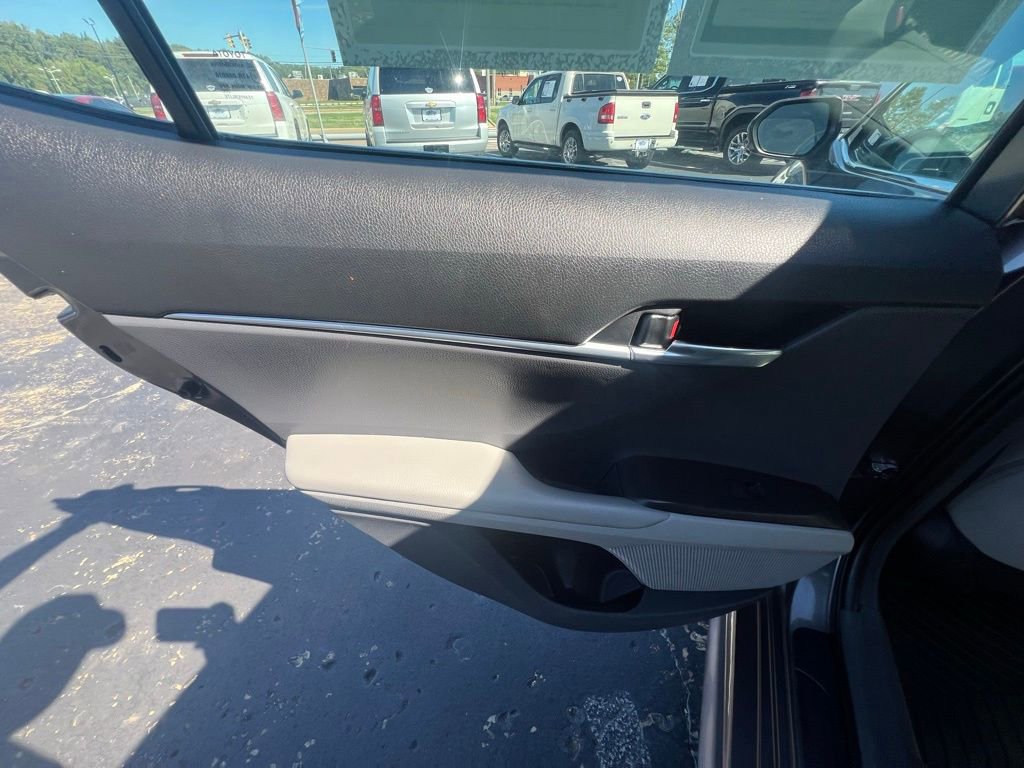 Used 2022 Toyota Camry SE image 14