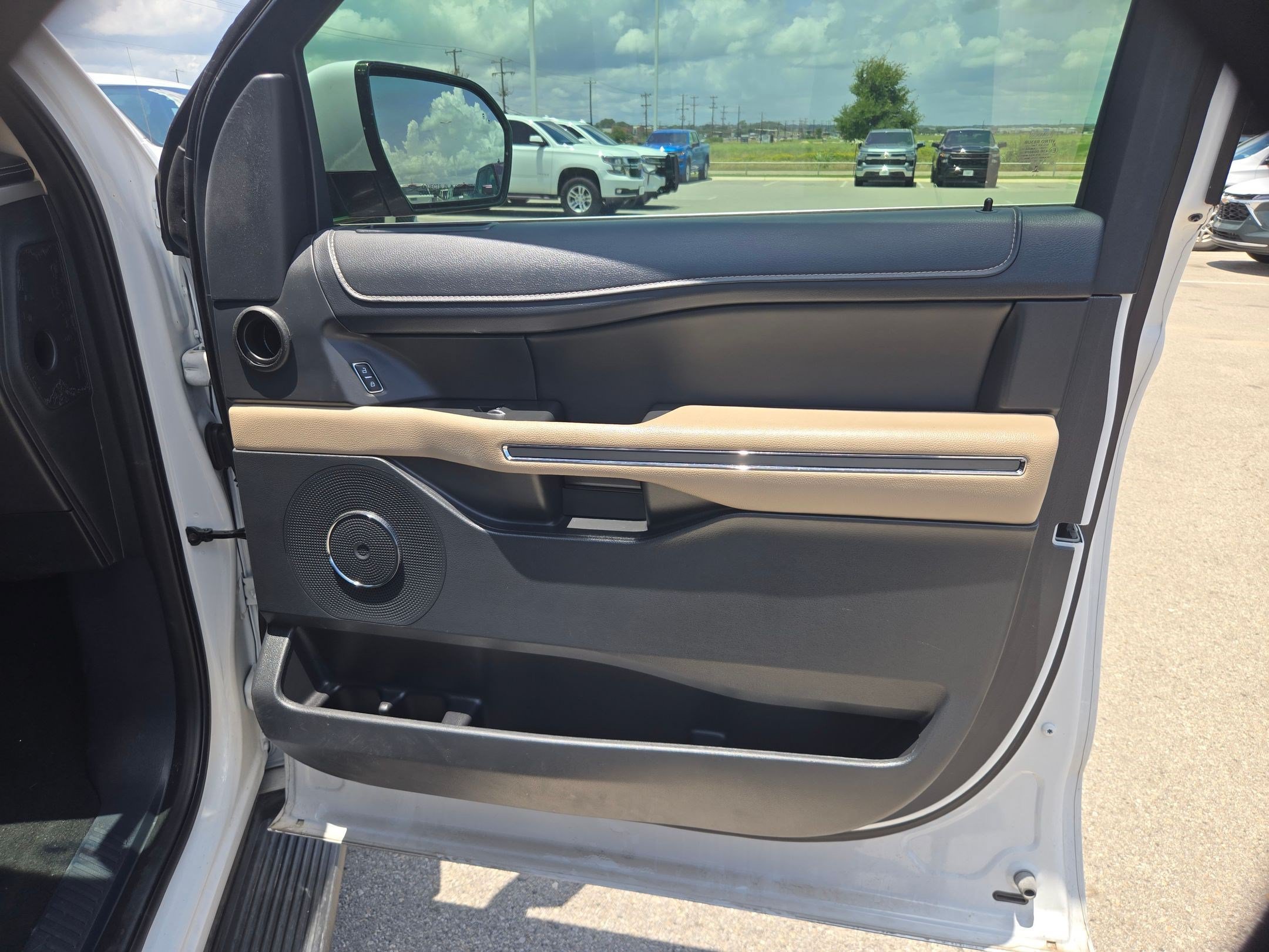 Used 2024 Ford Expedition XLT RWD image 26