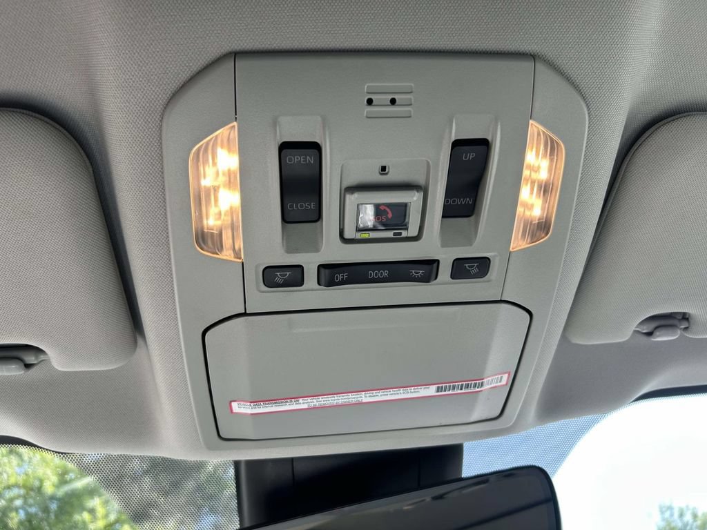 Used 2023 Toyota Highlander XLE FWD image 19