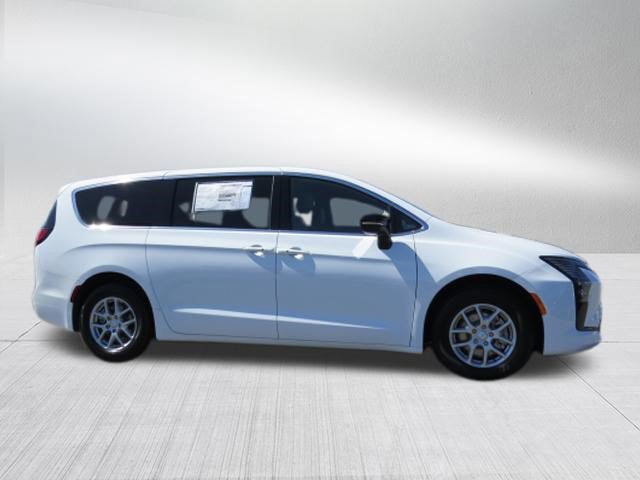 New 2027 Chrysler Pacifica Select FWD image 2