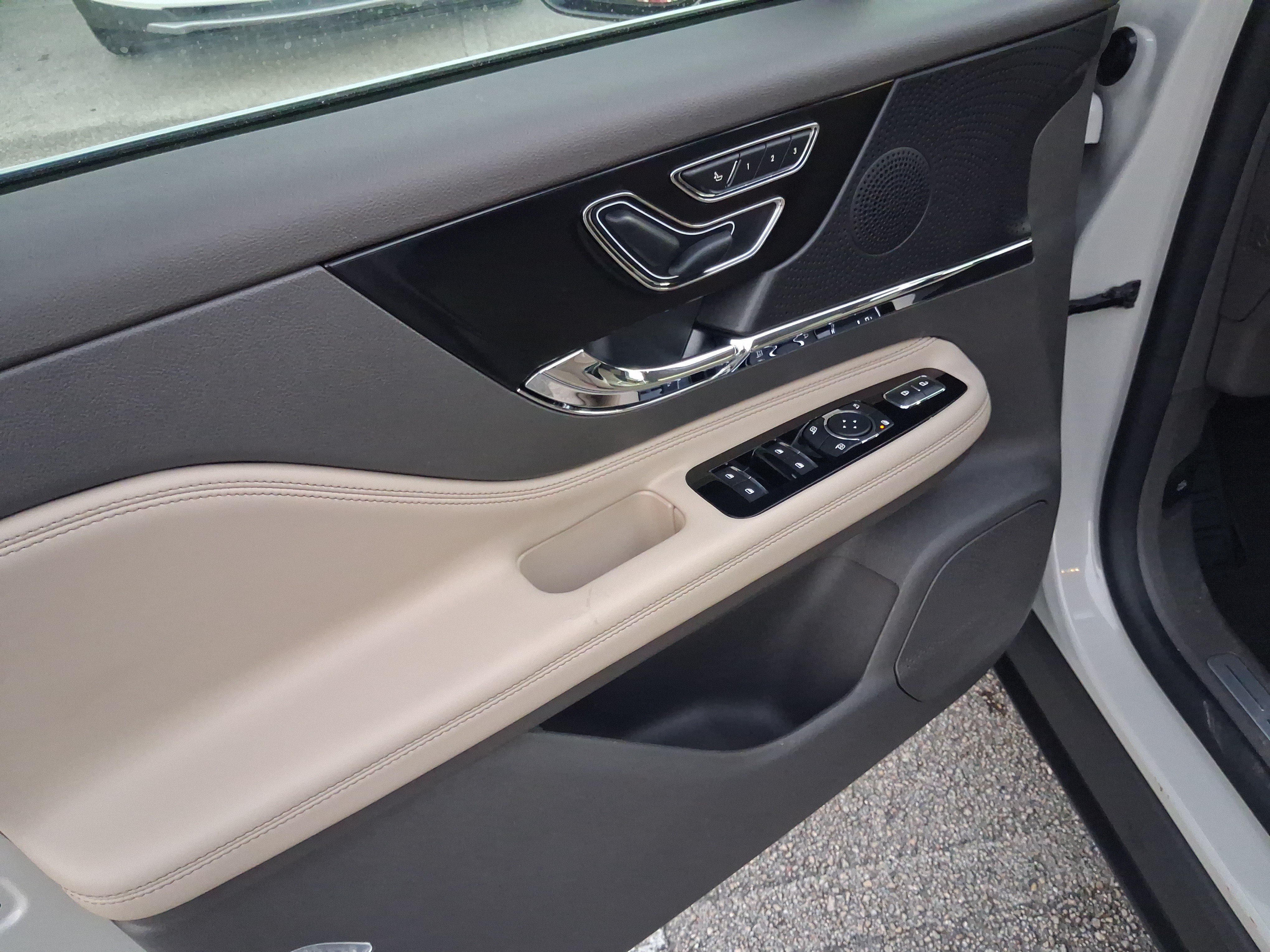 Certified 2024 Lincoln Corsair FWD image 12
