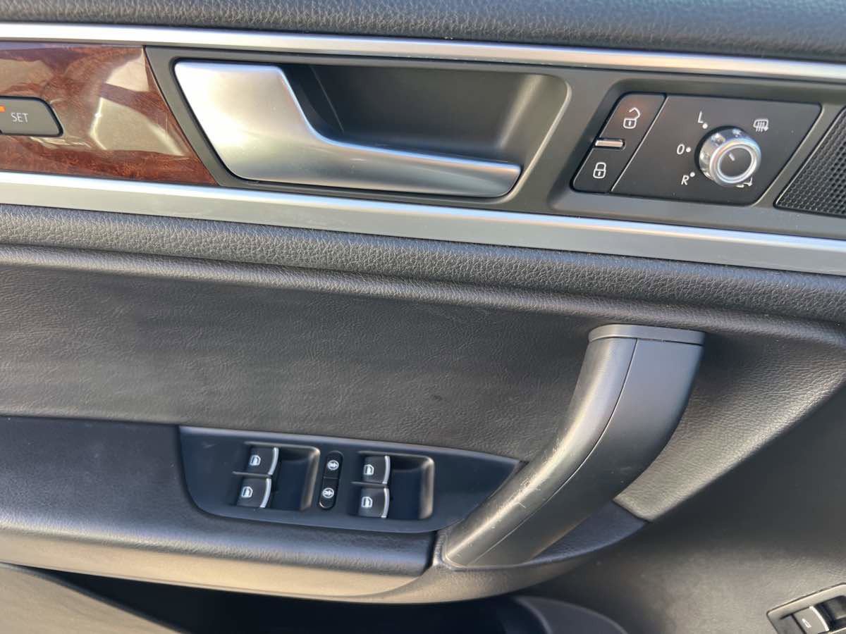 Used 2014 Volkswagen Touareg TDI image 14