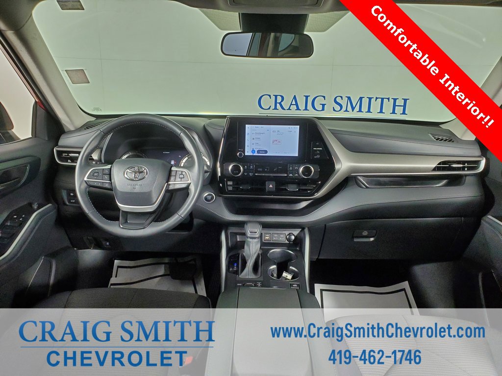 Used 2024 Toyota Highlander LE image 3