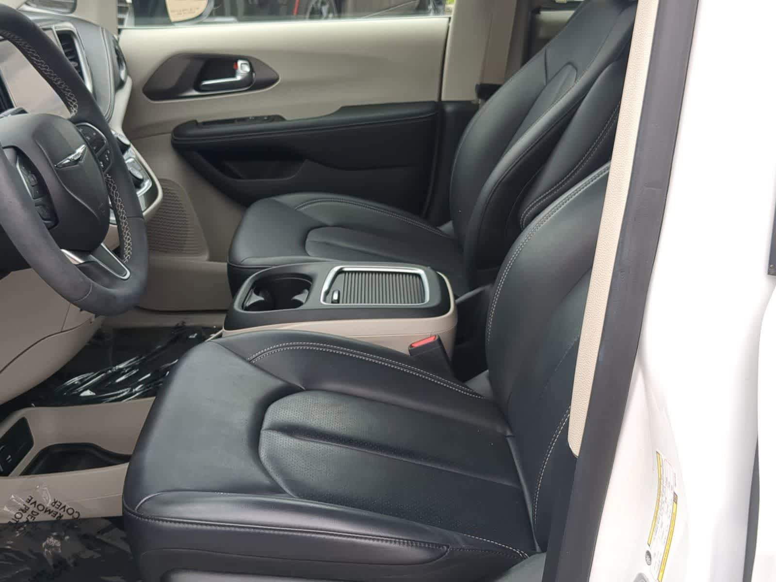 Used 2023 Chrysler Pacifica Touring-L FWD image 16