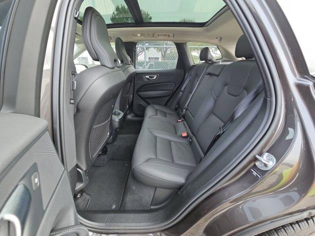 Certified 2025 Volvo XC60 B5 Plus image 9