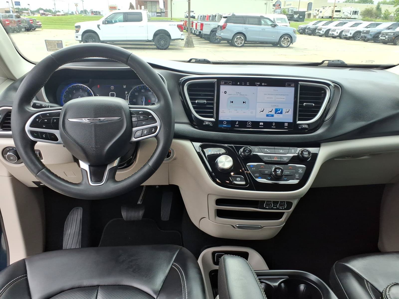 Used 2023 Chrysler Pacifica Touring-L FWD image 15