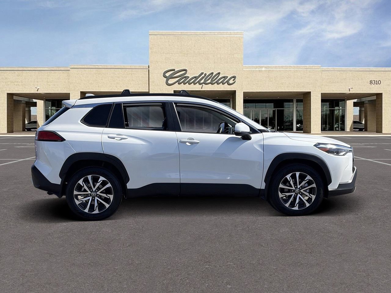 Used 2024 Toyota Corolla Cross XLE w/ Convenience Package image 4