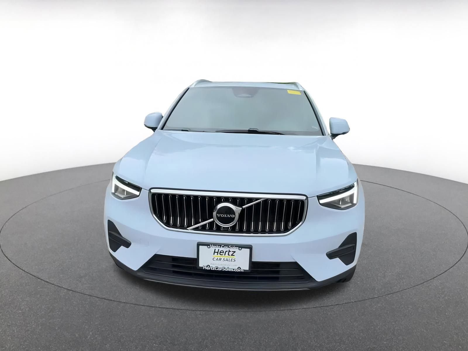 Used 2024 Volvo XC40 B5 Core image 4