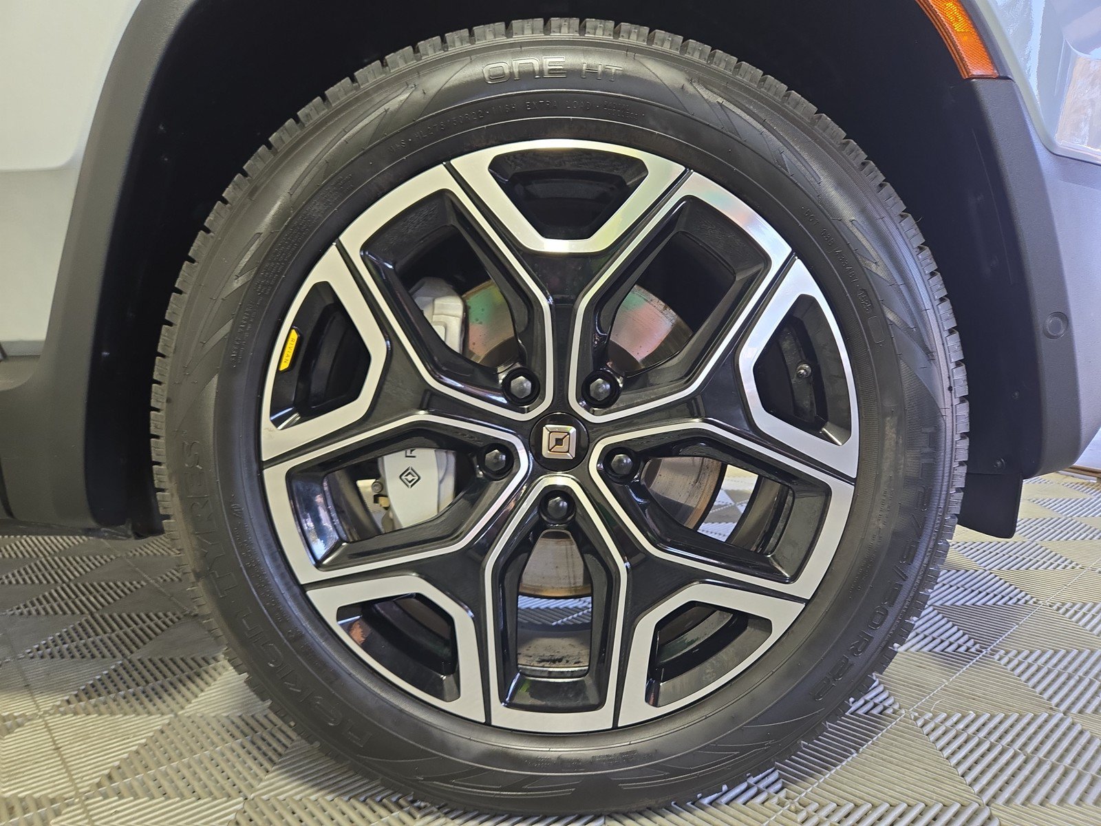 Used 2025 Rivian R1S Adventure AWD/4WD image 11