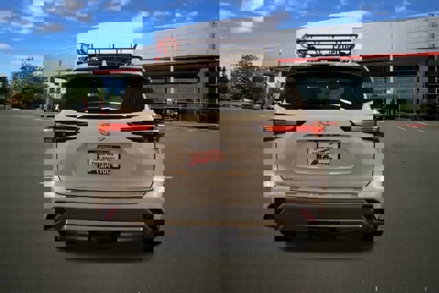 New 2026 Toyota Highlander Platinum image 4