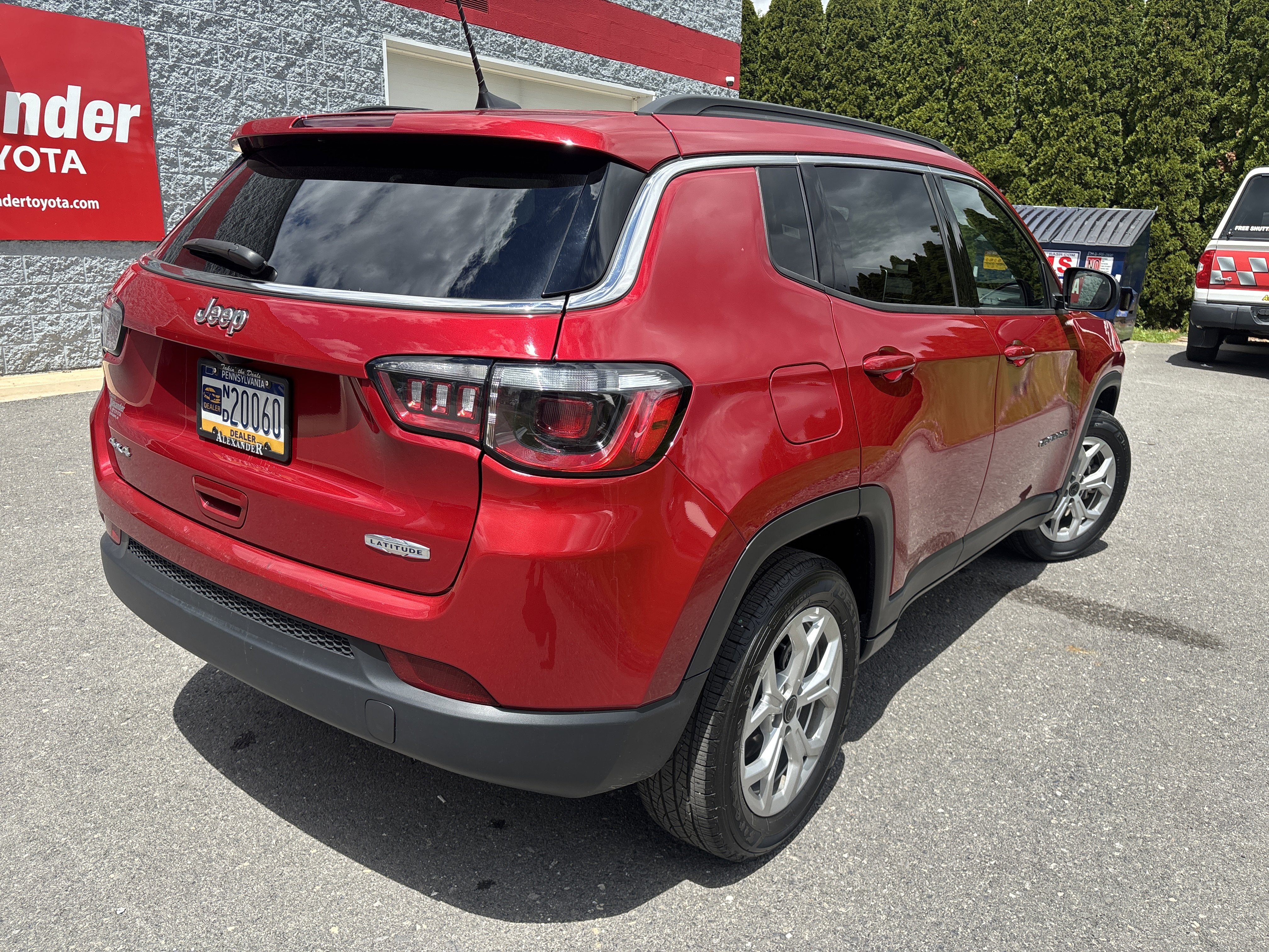 Used 2025 Jeep Compass Latitude AWD/4WD image 3