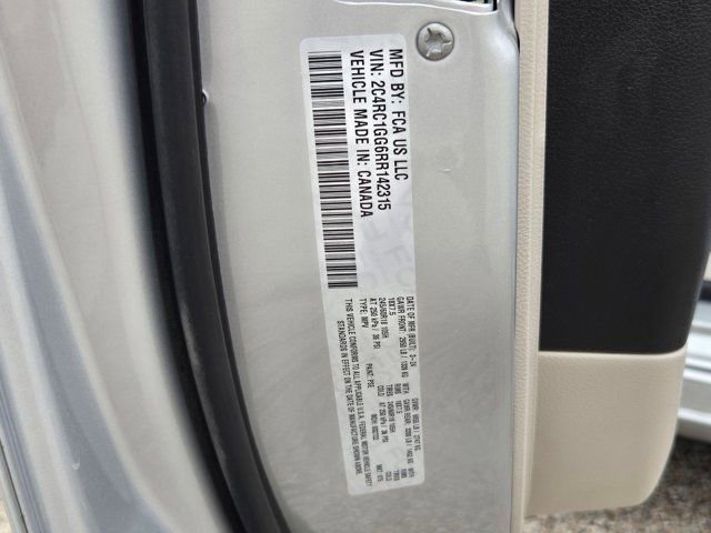 Used 2024 Chrysler Pacifica Limited FWD image 34