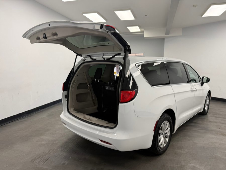 Used 2017 Chrysler Pacifica Touring w/ Tire & Wheel Group FWD image 30