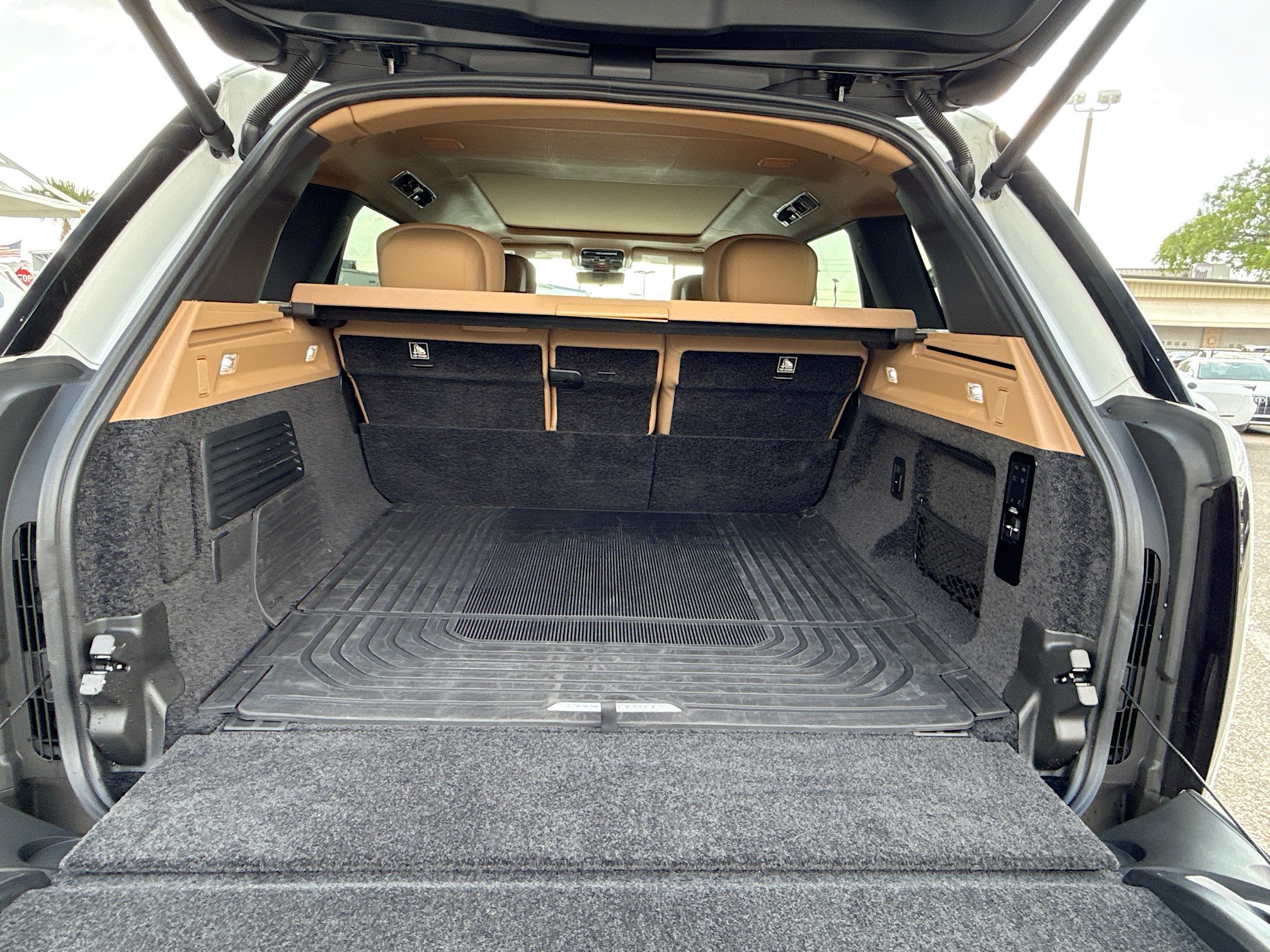 Used 2025 Land Rover Range Rover Long Wheelbase Autobiography image 11